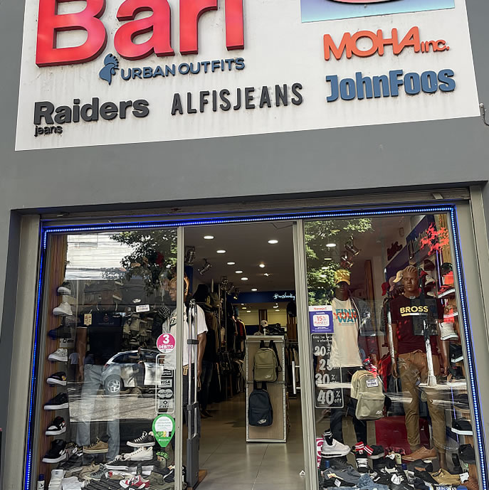 Interior de una sucursal de Bari Indumentaria en Rosario